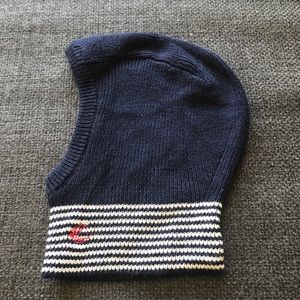 Cute hood 57% wool 47% cotton.